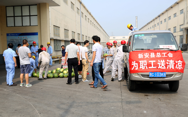縣總工會(huì )到萬(wàn)基控股集團送清涼